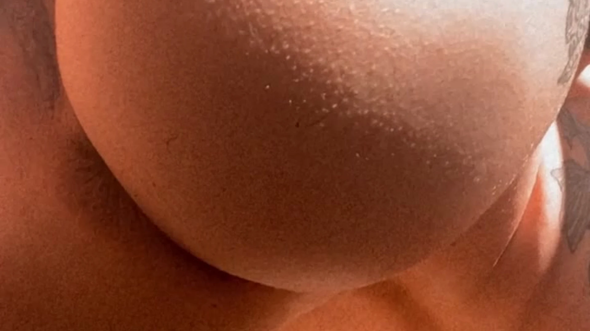 Amanda Welp showing her ass very close