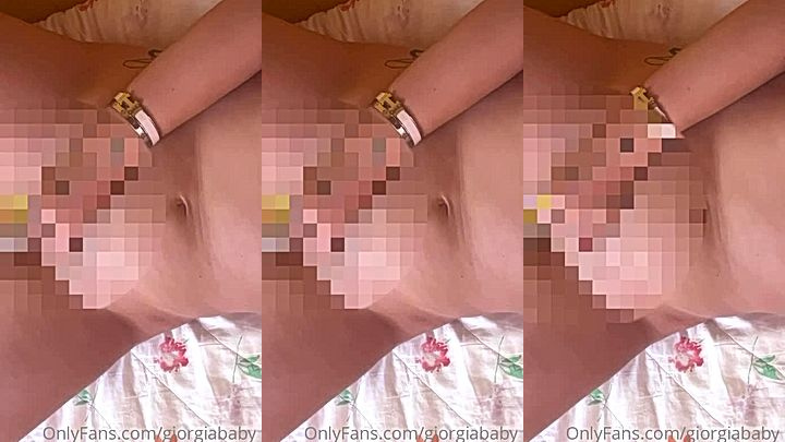 giorgiababy tease with her naked pussy