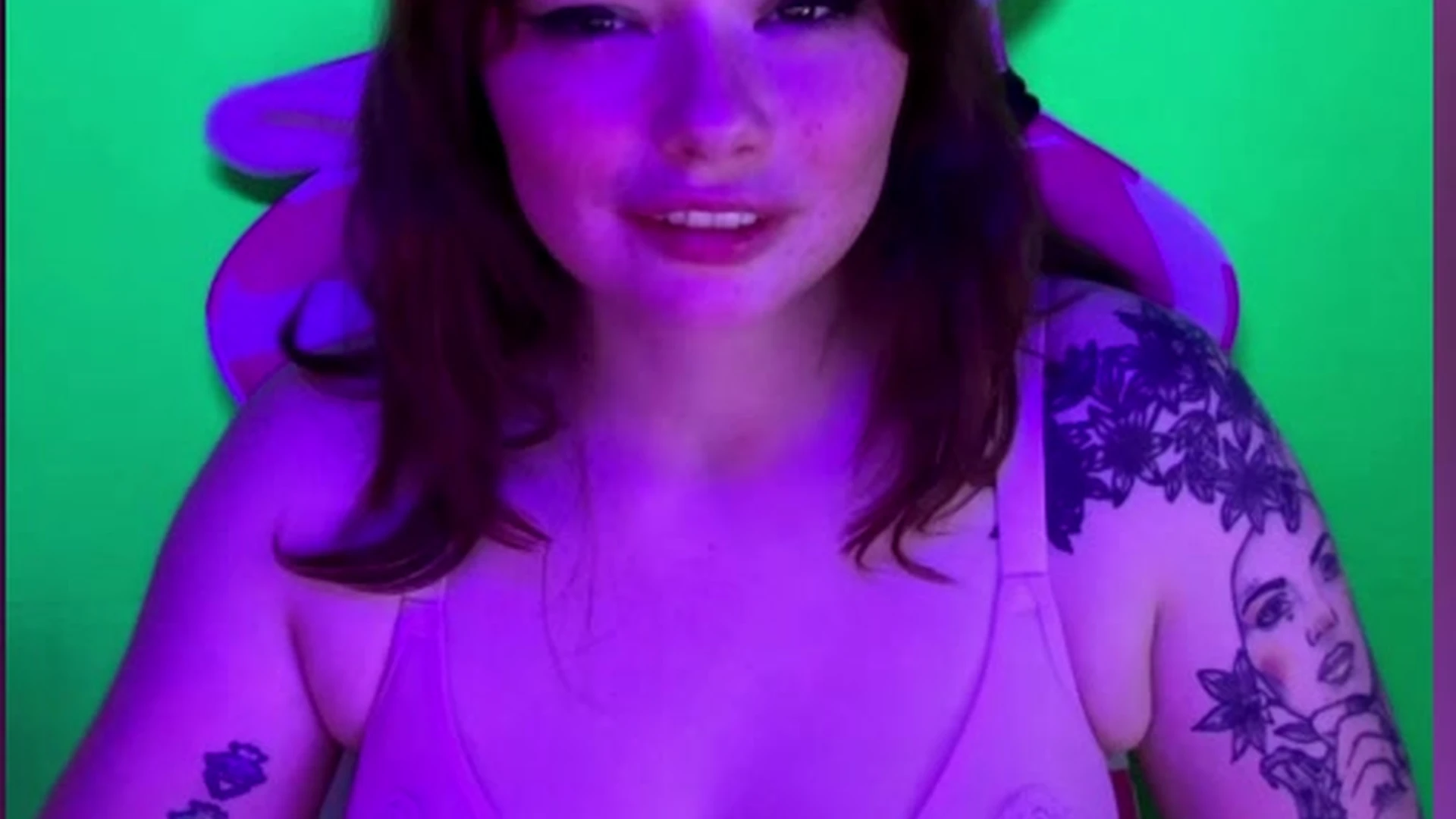 Sabrina Lynn opens her bra and teasing live