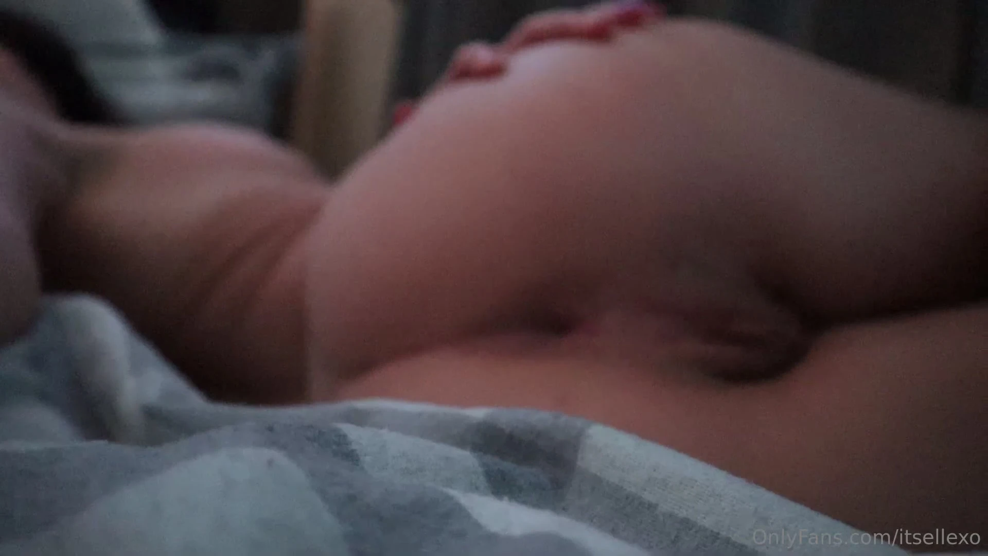 itsellexo strip and shows pussy and ass hole