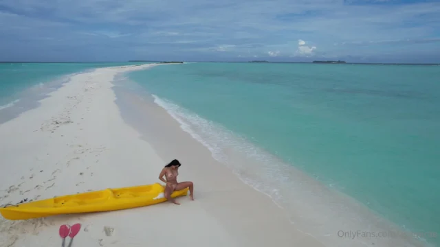 leaked onlyfans video of Aspen Rae rubing he big bouncing booty