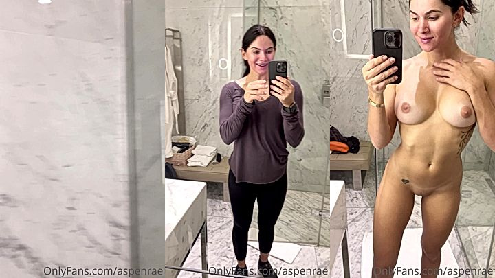 sexy scottish onlyfans model Aspen Rae do mirror selfie showing her sexy curve